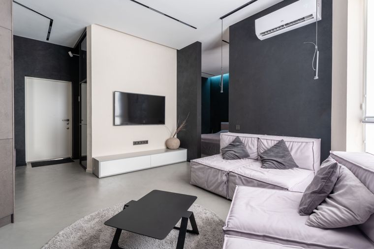 Unité intérieure de climatisation murale installée dans le salon d’un appartement